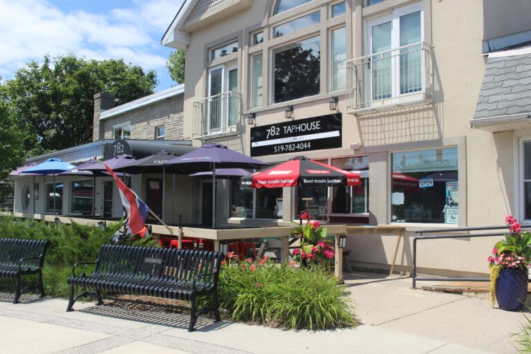 782 Taphouse patio